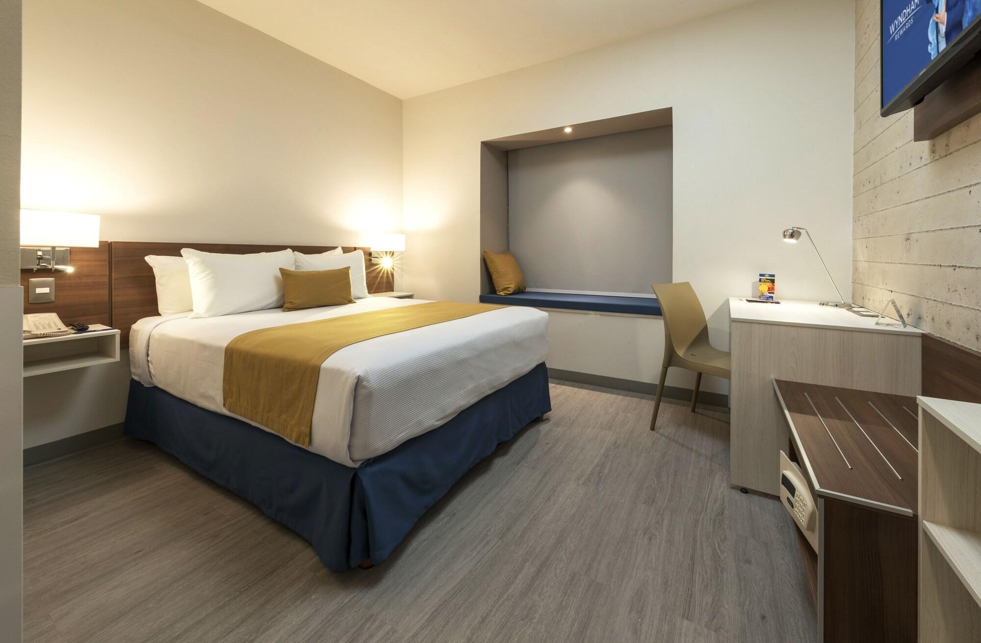 Microtel Inn & Suites By Wyndham Ирапуато Экстерьер фото