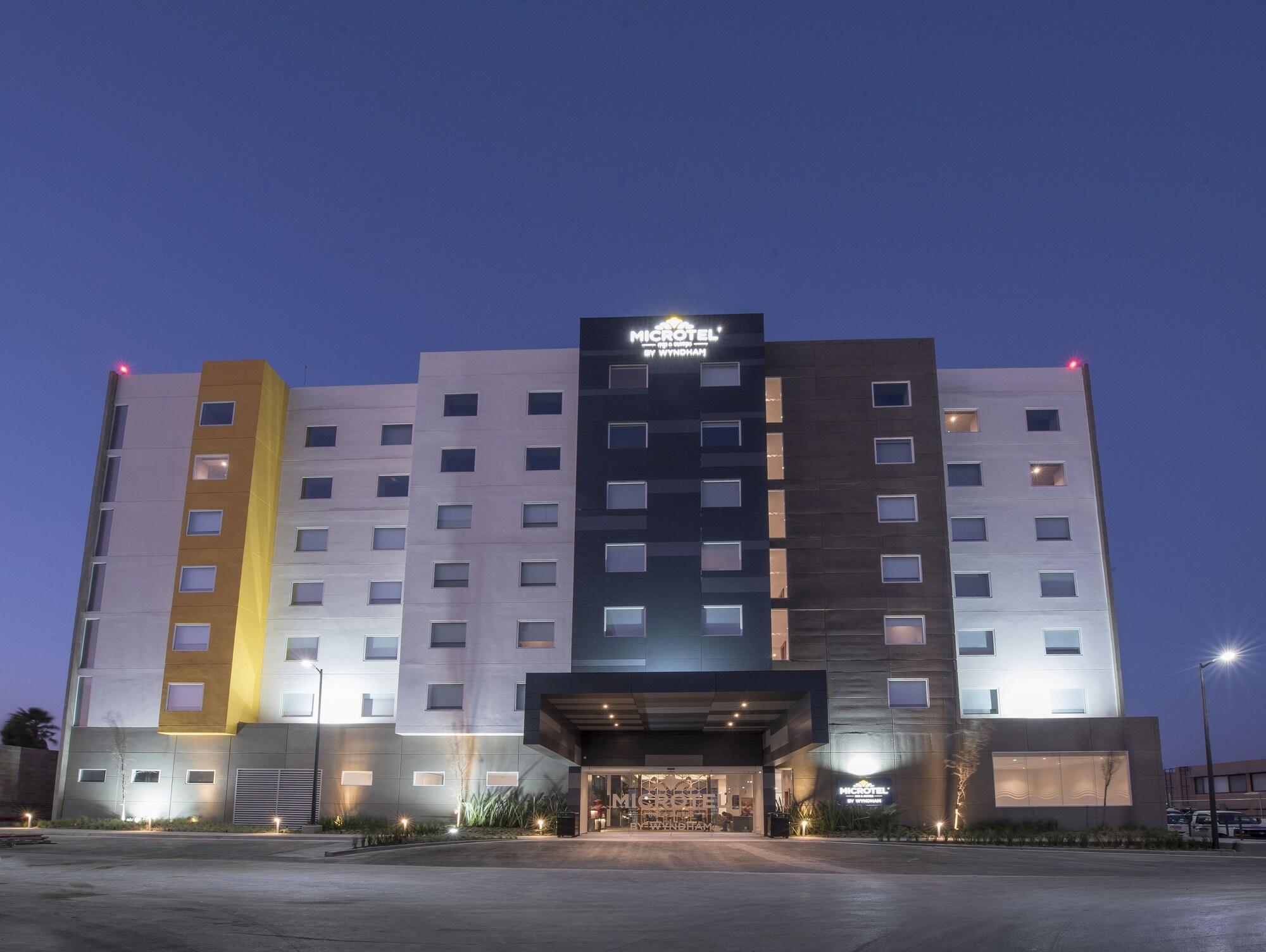 Microtel Inn & Suites By Wyndham Ирапуато Экстерьер фото